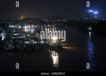 Die Nachtansicht der Stadt Yangon am letzten Tag des Jahres in Yangon, Myanmar am 31. Dezember 2019. (Foto von Shwe Paw Mya Tin/NurPhoto) Stockfoto