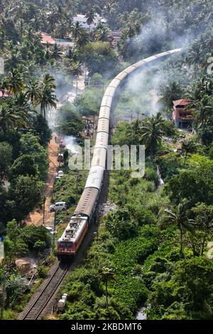 Der Personenzug fährt am 5. Juli 2019 durch die Stadt Thiruvananthapuram (Trivandrum), Kerala, Indien. (Foto von Creative Touch Imaging Ltd./NurPhoto) Stockfoto