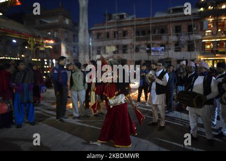 Nepalesische Menschen, die traditionellen Lakhay-Tanz oder Maskentanz in der Kulturparade zur Förderung von Visit Nepal 2020 in Bhaktapur, Nepal, am Dienstag, 31. Dezember 2019. (Foto von Narayan Maharjan/NurPhoto) Stockfoto