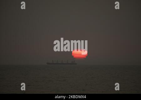 Die Sonne geht durch die smokeÂ auf von den australischen Buschfeuern driftet über Neuseeland,Â am New Brighton Beach in Christchurch, Neuseeland am 01. Januar, 2020.Â Buschfeuer in Australien spucken eine massive Rauchströmung über den Tasman in Richtung Neuseeland und es gibt auch einen Rauchgeruch in Teilen der Südinsel. (Foto von Sanka Vidanagama/NurPhoto) Stockfoto