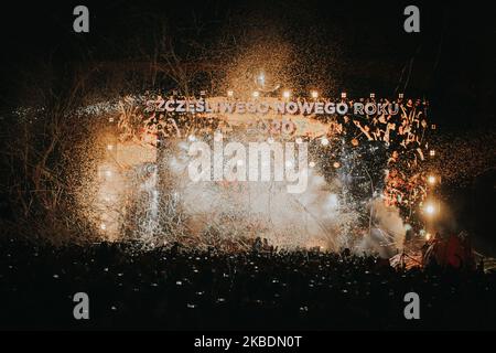 Mit dem Sylwester 2019 Breslau Respect Konzert am 31. Dezember 2019 in Breslau, Polen, begrüßen die Menschen das neue Jahr. (Foto von Krzysztof Zatycki/NurPhoto) Stockfoto