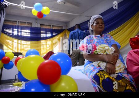 Eine der Mütter posiert für Fotos, nachdem sie ihr erstes Baby im Jahr 2020 am 1.. Januar 2020 in Lagos, Nigeria, begrüßt hatte. (Foto von Olukayode Jaiyeola/NurPhoto) Stockfoto