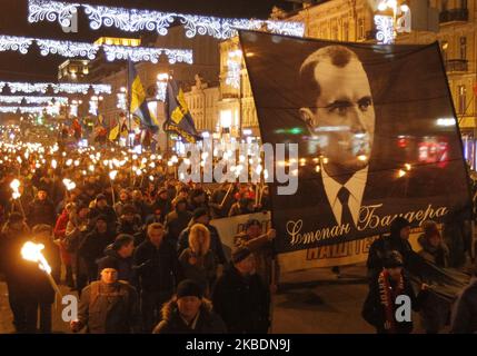 Die Ukrainer nehmen am 111. 1. Januar 2020 an einer Fackelprozession zum Geburtstag von Stepan Bandera im Zentrum von Kiew, Ukraine, Teil. Mitglieder und Anhänger der nationalistischen Partei „Svoboda“ („Freiheit“) nahmen an dem fackellauf Teil, um den Geburtstag des Führers und Ideologen der ukrainischen Nationalbewegung Stepan Bandera zu feiern. (Foto von STR/NurPhoto) Stockfoto