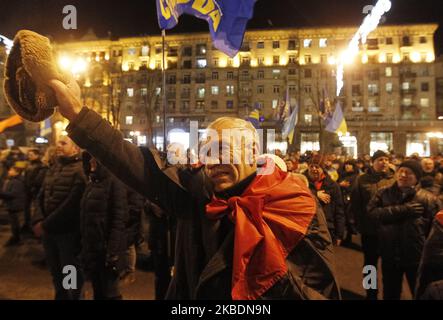 Die Ukrainer nehmen am 111. 1. Januar 2020 an einer Fackelprozession zum Geburtstag von Stepan Bandera im Zentrum von Kiew, Ukraine, Teil. Mitglieder und Anhänger der nationalistischen Partei „Svoboda“ („Freiheit“) nahmen an dem fackellauf Teil, um den Geburtstag des Führers und Ideologen der ukrainischen Nationalbewegung Stepan Bandera zu feiern. (Foto von STR/NurPhoto) Stockfoto