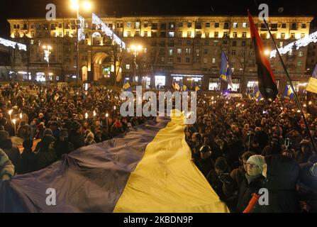 Die Ukrainer nehmen am 111. 1. Januar 2020 an einer Fackelprozession zum Geburtstag von Stepan Bandera im Zentrum von Kiew, Ukraine, Teil. Mitglieder und Anhänger der nationalistischen Partei „Svoboda“ („Freiheit“) nahmen an dem fackellauf Teil, um den Geburtstag des Führers und Ideologen der ukrainischen Nationalbewegung Stepan Bandera zu feiern. (Foto von STR/NurPhoto) Stockfoto