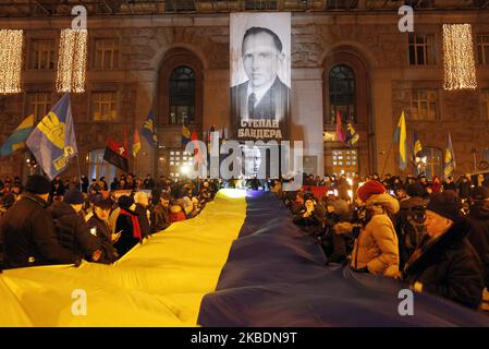 Die Ukrainer nehmen am 111. 1. Januar 2020 an einer Fackelprozession zum Geburtstag von Stepan Bandera im Zentrum von Kiew, Ukraine, Teil. Mitglieder und Anhänger der nationalistischen Partei „Svoboda“ („Freiheit“) nahmen an dem fackellauf Teil, um den Geburtstag des Führers und Ideologen der ukrainischen Nationalbewegung Stepan Bandera zu feiern. (Foto von STR/NurPhoto) Stockfoto