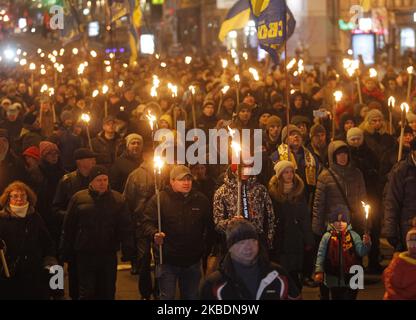 Die Ukrainer nehmen am 111. 1. Januar 2020 an einer Fackelprozession zum Geburtstag von Stepan Bandera im Zentrum von Kiew, Ukraine, Teil. Mitglieder und Anhänger der nationalistischen Partei „Svoboda“ („Freiheit“) nahmen an dem fackellauf Teil, um den Geburtstag des Führers und Ideologen der ukrainischen Nationalbewegung Stepan Bandera zu feiern. (Foto von STR/NurPhoto) Stockfoto