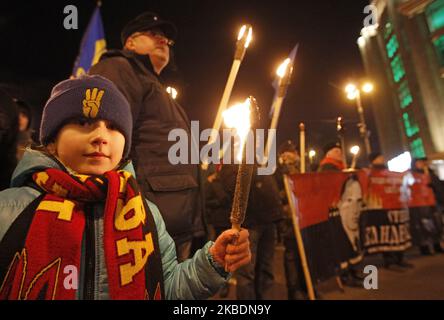 Die Ukrainer nehmen am 111. 1. Januar 2020 an einer Fackelprozession zum Geburtstag von Stepan Bandera im Zentrum von Kiew, Ukraine, Teil. Mitglieder und Anhänger der nationalistischen Partei „Svoboda“ („Freiheit“) nahmen an dem fackellauf Teil, um den Geburtstag des Führers und Ideologen der ukrainischen Nationalbewegung Stepan Bandera zu feiern. (Foto von STR/NurPhoto) Stockfoto