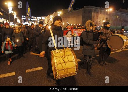 Die Ukrainer nehmen am 111. 1. Januar 2020 an einer Fackelprozession zum Geburtstag von Stepan Bandera im Zentrum von Kiew, Ukraine, Teil. Mitglieder und Anhänger der nationalistischen Partei „Svoboda“ („Freiheit“) nahmen an dem fackellauf Teil, um den Geburtstag des Führers und Ideologen der ukrainischen Nationalbewegung Stepan Bandera zu feiern. (Foto von STR/NurPhoto) Stockfoto