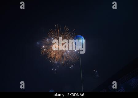 Feuerwerk während Neujahr 2020 oder Visit Nepal 2020, das am Mittwoch, 01. Januar 2020, in Kathmandu, Nepal, gefeiert wird. (Foto von Narayan Maharjan/NurPhoto) Stockfoto