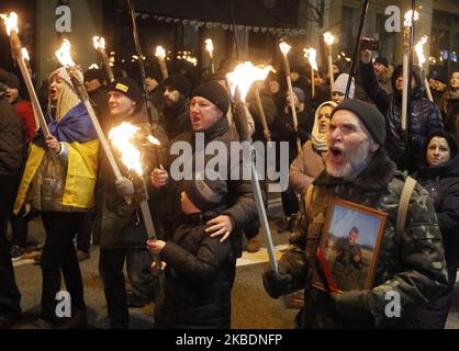 Die Ukrainer nehmen am 111. 1. Januar 2020 an einer Fackelprozession zum Geburtstag von Stepan Bandera im Zentrum von Kiew, Ukraine, Teil. Mitglieder und Anhänger der nationalistischen Partei „Svoboda“ („Freiheit“) nahmen an dem fackellauf Teil, um den Geburtstag des Führers und Ideologen der ukrainischen Nationalbewegung Stepan Bandera zu feiern. (Foto von STR/NurPhoto) Stockfoto