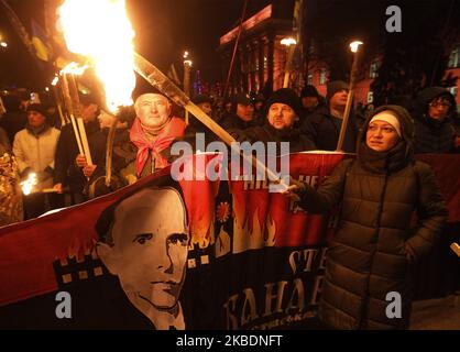 Die Ukrainer nehmen am 111. 1. Januar 2020 an einer Fackelprozession zum Geburtstag von Stepan Bandera im Zentrum von Kiew, Ukraine, Teil. Mitglieder und Anhänger der nationalistischen Partei „Svoboda“ („Freiheit“) nahmen an dem fackellauf Teil, um den Geburtstag des Führers und Ideologen der ukrainischen Nationalbewegung Stepan Bandera zu feiern. (Foto von STR/NurPhoto) Stockfoto