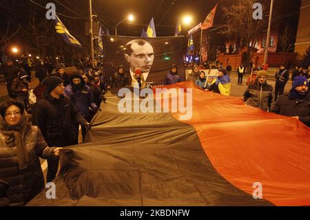 Die Ukrainer nehmen am 111. 1. Januar 2020 an einer Fackelprozession zum Geburtstag von Stepan Bandera im Zentrum von Kiew, Ukraine, Teil. Mitglieder und Anhänger der nationalistischen Partei „Svoboda“ („Freiheit“) nahmen an dem fackellauf Teil, um den Geburtstag des Führers und Ideologen der ukrainischen Nationalbewegung Stepan Bandera zu feiern. (Foto von STR/NurPhoto) Stockfoto