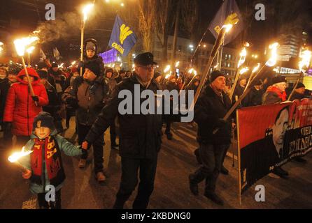 Die Ukrainer nehmen am 111. 1. Januar 2020 an einer Fackelprozession zum Geburtstag von Stepan Bandera im Zentrum von Kiew, Ukraine, Teil. Mitglieder und Anhänger der nationalistischen Partei „Svoboda“ („Freiheit“) nahmen an dem fackellauf Teil, um den Geburtstag des Führers und Ideologen der ukrainischen Nationalbewegung Stepan Bandera zu feiern. (Foto von STR/NurPhoto) Stockfoto