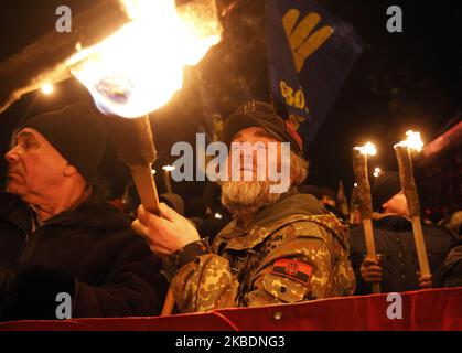 Die Ukrainer nehmen am 111. 1. Januar 2020 an einer Fackelprozession zum Geburtstag von Stepan Bandera im Zentrum von Kiew, Ukraine, Teil. Mitglieder und Anhänger der nationalistischen Partei „Svoboda“ („Freiheit“) nahmen an dem fackellauf Teil, um den Geburtstag des Führers und Ideologen der ukrainischen Nationalbewegung Stepan Bandera zu feiern. (Foto von STR/NurPhoto) Stockfoto