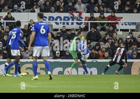 Martin Dúbravka (1) aus Newcastle United trifft am Mittwoch, den 1.. Januar 2020, auf Ricardo Pereira (21) aus Leicester City während des Premier League-Spiels zwischen Newcastle United und Leicester City im St. James's Park, Newcastle. (Foto von Iam Burn/MI News/NurPhoto) Stockfoto