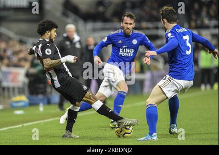 Deandre Yedlin (22) von Newcastle United unter dem Druck von Ben Chilwell (3) von Leicester City während des Premier League-Spiels zwischen Newcastle United und Leicester City im St. James's Park, Newcastle am Mittwoch, 1.. Januar 2020. (Foto von Iam Burn/MI News/NurPhoto) Stockfoto