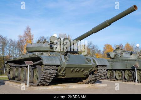 KIROWSK, RUSSLAND - 24. OKTOBER 2022: Sowjetischer mittlerer Panzer T-62M in der Ausstellung des Museums 'Durchbruch der Belagerungsanlage Leningrad' Stockfoto