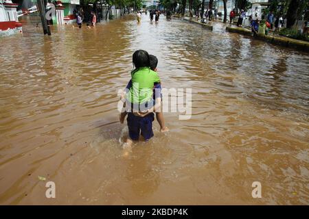 Lage der massiven Überschwemmungen in Jakarta am Donnerstag, 2.. Januar 2020. Nach Berichten der National Disaster Management Agency starben seit Mittwoch, dem 1. Januar 2020, 16 Menschen bei den massiven Überschwemmungen, die die Hauptstadt Jakarta und die umliegenden Gebiete heimsuchten. (Foto von Aditya Irawan/NurPhoto) Stockfoto