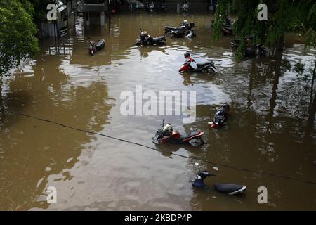 Lage der massiven Überschwemmungen in Jakarta am Donnerstag, 2.. Januar 2020. Nach Berichten der National Disaster Management Agency starben seit Mittwoch, dem 1. Januar 2020, 16 Menschen bei den massiven Überschwemmungen, die die Hauptstadt Jakarta und die umliegenden Gebiete heimsuchten. (Foto von Aditya Irawan/NurPhoto) Stockfoto