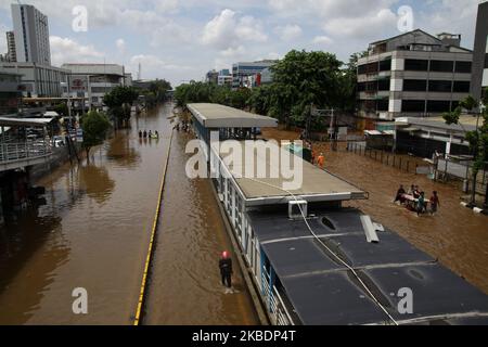 Lage der massiven Überschwemmungen in Jakarta am Donnerstag, 2.. Januar 2020. Nach Berichten der National Disaster Management Agency starben seit Mittwoch, dem 1. Januar 2020, 16 Menschen bei den massiven Überschwemmungen, die die Hauptstadt Jakarta und die umliegenden Gebiete heimsuchten. (Foto von Aditya Irawan/NurPhoto) Stockfoto