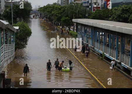 Lage der massiven Überschwemmungen in Jakarta am Donnerstag, 2.. Januar 2020. Nach Berichten der National Disaster Management Agency starben seit Mittwoch, dem 1. Januar 2020, 16 Menschen bei den massiven Überschwemmungen, die die Hauptstadt Jakarta und die umliegenden Gebiete heimsuchten. (Foto von Aditya Irawan/NurPhoto) Stockfoto