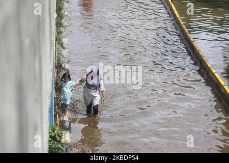 Lage der massiven Überschwemmungen in Jakarta am Donnerstag, 2.. Januar 2020. Nach Berichten der National Disaster Management Agency starben seit Mittwoch, dem 1. Januar 2020, 16 Menschen bei den massiven Überschwemmungen, die die Hauptstadt Jakarta und die umliegenden Gebiete heimsuchten. (Foto von Aditya Irawan/NurPhoto) Stockfoto