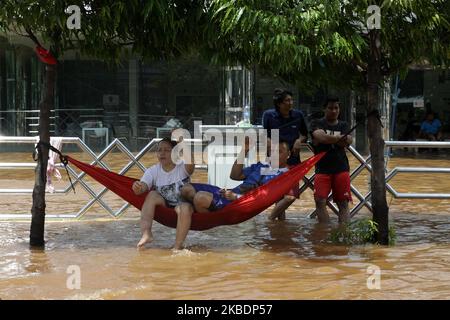 Lage der massiven Überschwemmungen in Jakarta am Donnerstag, 2.. Januar 2020. Nach Berichten der National Disaster Management Agency starben seit Mittwoch, dem 1. Januar 2020, 16 Menschen bei den massiven Überschwemmungen, die die Hauptstadt Jakarta und die umliegenden Gebiete heimsuchten. (Foto von Aditya Irawan/NurPhoto) Stockfoto