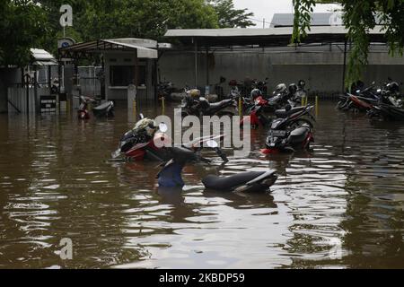 Lage der massiven Überschwemmungen in Jakarta am Donnerstag, 2.. Januar 2020. Nach Berichten der National Disaster Management Agency starben seit Mittwoch, dem 1. Januar 2020, 16 Menschen bei den massiven Überschwemmungen, die die Hauptstadt Jakarta und die umliegenden Gebiete heimsuchten. (Foto von Aditya Irawan/NurPhoto) Stockfoto