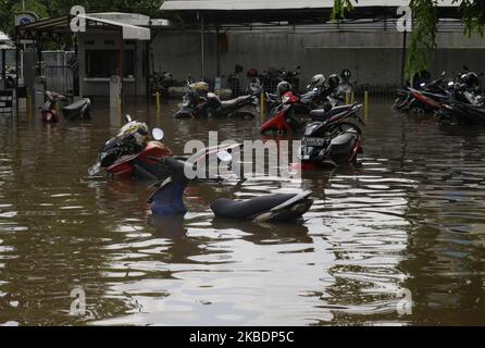 Lage der massiven Überschwemmungen in Jakarta am Donnerstag, 2.. Januar 2020. Nach Berichten der National Disaster Management Agency starben seit Mittwoch, dem 1. Januar 2020, 16 Menschen bei den massiven Überschwemmungen, die die Hauptstadt Jakarta und die umliegenden Gebiete heimsuchten. (Foto von Aditya Irawan/NurPhoto) Stockfoto