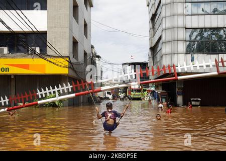 Lage der massiven Überschwemmungen in Jakarta am Donnerstag, 2.. Januar 2020. Nach Berichten der National Disaster Management Agency starben seit Mittwoch, dem 1. Januar 2020, 16 Menschen bei den massiven Überschwemmungen, die die Hauptstadt Jakarta und die umliegenden Gebiete heimsuchten. (Foto von Aditya Irawan/NurPhoto) Stockfoto