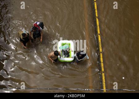 Lage der massiven Überschwemmungen in Jakarta am Donnerstag, 2.. Januar 2020. Nach Berichten der National Disaster Management Agency starben seit Mittwoch, dem 1. Januar 2020, 16 Menschen bei den massiven Überschwemmungen, die die Hauptstadt Jakarta und die umliegenden Gebiete heimsuchten. (Foto von Aditya Irawan/NurPhoto) Stockfoto