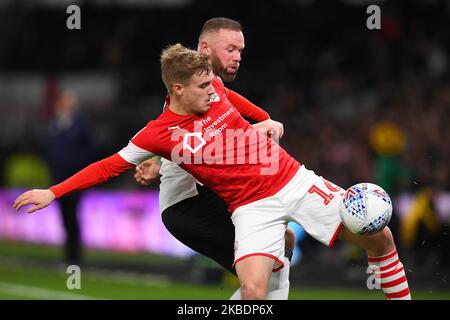 Luke Thomas (16) von Barnsley kämpft mit Wayne Rooney (32) von Derby County während des Sky Bet Championship-Spiels zwischen Derby County und Barnsley im Pride Park, Derby, am Donnerstag, den 2.. Januar 2020. (Foto von Jon Hobley/MI News/NurPhoto) Stockfoto