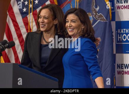 NEW YORK, NY – 3. November 2022: Vizepräsidentin Kamala Harris und die New Yorker Gouverneurin Kathy Hochul werden bei einer Wahlkampfveranstaltung am Barnard College zu sehen sein. Stockfoto