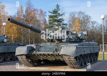 KIROWSK, RUSSLAND - 24. OKTOBER 2022: Sowjetischer Panzer T-80 im Museum des "Durchbruchs der Blockade von Leningrad" an einem sonnigen Oktobertag Stockfoto