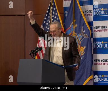 NEW YORK, NY – 3. November 2022: Chuck Schumer, Mehrheitsführer des Senats, spricht bei einer Wahlkampfveranstaltung am Barnard College in New York City. Stockfoto