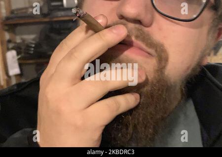 Freizeitkonsum von Marihuana wird am ersten Tag des legalisierten Cannabis in Chicago, Illinois, USA, am 1. Januar 2020 beobachtet. Illinois wurde der elfte Staat in den Vereinigten Staaten, der Marihuana für Erholungszwecke legalisierte. Die Sammlung umfasst einen Benutzer, der Unkraut in einem Zigarillo rollt, Benutzer, die eine Bong und stumpf rauchen und einen Behälter entschließen. (Foto von Patrick Gorski/NurPhoto) Stockfoto