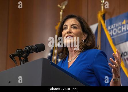 NEW YORK, NY – 3. November 2022: Die New Yorker Gouverneurin Kathy Hochul spricht bei einer Wahlkampfveranstaltung am Barnard College in New York City. Stockfoto