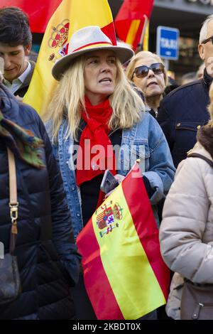 Mehrere tausend Demonstranten nehmen an einer Kundgebung für die „Zukunft eines vereinten Spaniens“ in der Innenstadt von Madrid, Spanien, am 04. Januar 2020 Teil. Die Demonstranten protestieren gegen die Vereinbarung, die der amtierende Premierminister Pedro Sanchez (ungesehen) mit der pro-unabhängigen katalanischen Partei ERC getroffen hat, um die ausreichende Unterstützung für die Wiederwahl zum Premierminister zu erhalten. Die Kundgebung findet während der Investiturdebatte des amtierenden Premierministers Pedro Sanchez in der Unterkammer statt. (Foto von Oscar Gonzalez/NurPhoto) Stockfoto