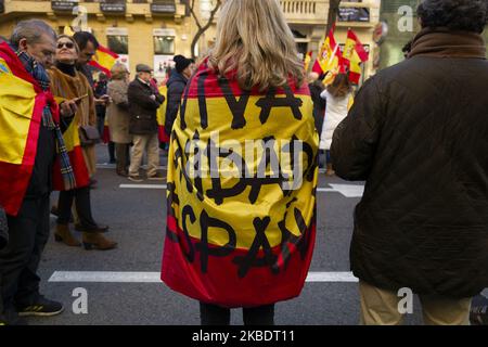 Mehrere tausend Demonstranten nehmen an einer Kundgebung für die „Zukunft eines vereinten Spaniens“ in der Innenstadt von Madrid, Spanien, am 04. Januar 2020 Teil. Die Demonstranten protestieren gegen die Vereinbarung, die der amtierende Premierminister Pedro Sanchez (ungesehen) mit der pro-unabhängigen katalanischen Partei ERC getroffen hat, um die ausreichende Unterstützung für die Wiederwahl zum Premierminister zu erhalten. Die Kundgebung findet während der Investiturdebatte des amtierenden Premierministers Pedro Sanchez in der Unterkammer statt. (Foto von Oscar Gonzalez/NurPhoto) Stockfoto