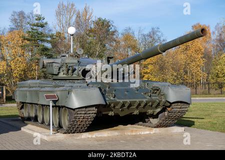 KIROVSK, RUSSLAND - 24. OKTOBER 2022: Nahaufnahme eines sowjetischen Panzers T-80 an einem sonnigen Oktobertag. Ausstellung des Museums "Durchbruch der Blockade von Leni Stockfoto