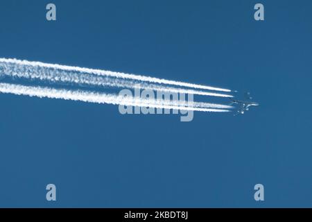 Ein Verkehrsflugzeug der Fluggesellschaft, das am blauen Himmel überfliegt, ist in einer Höhe von 40,000 Metern mit Kondenswasser überflogen. Bei dem Flugzeug handelt es sich um ein Großraumflugzeug des Typs Etihad Airways, ein Doppeldecker-Langstreckenflugzeug des Typs Airbus A380 mit der Registrierung A6-APC, das von Abu Dhabi, den Vereinigten Arabischen Emiraten, AUH zum London Heathrow LHR Airport in England, Großbritannien, fliegt. DAS ETIHAD-Logo ist auf dem Rumpf des Jetliners zu sehen.das Überflugflugzeug befindet sich über Maastricht in den Niederlanden und kommt aus Deutschland und erreicht in wenigen Minuten den Luftraum von Belgien. (Foto von Nicolas Economou/NurPhoto) Stockfoto