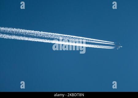 Ein Verkehrsflugzeug der Fluggesellschaft, das am blauen Himmel überfliegt, ist in einer Höhe von 40,000 Metern mit Kondenswasser überflogen. Bei dem Flugzeug handelt es sich um ein Großraumflugzeug des Typs Etihad Airways, ein Doppeldecker-Langstreckenflugzeug des Typs Airbus A380 mit der Registrierung A6-APC, das von Abu Dhabi, den Vereinigten Arabischen Emiraten, AUH zum London Heathrow LHR Airport in England, Großbritannien, fliegt. DAS ETIHAD-Logo ist auf dem Rumpf des Jetliners zu sehen.das Überflugflugzeug befindet sich über Maastricht in den Niederlanden und kommt aus Deutschland und erreicht in wenigen Minuten den Luftraum von Belgien. (Foto von Nicolas Economou/NurPhoto) Stockfoto