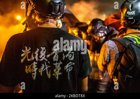 Demonstranten auf der Brücke Num 2 in einem T-Shirt mit „Free Hong Kong“ am 12. November 2019. Schlacht bei der Brücke Nummer zwei in der chinesischen Universität von Hongkong. Die Polizei, die die Universität betreten hat, und die Studenten drängen die Polizei zurück. (Foto von Kwan Wong/NurPhoto) Stockfoto