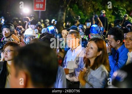 Rocky Tuan Sung-Chi, Vizekanzler und Präsident der Chinesischen Universität von Hongkong, versuchte am 12. November 2019 mit der Hongkonger Polizei zu sprechen. Schlacht bei der Brücke Nummer zwei in der chinesischen Universität von Hongkong. Die Polizei, die die Universität betreten hat, und die Studenten drängen die Polizei zurück. (Foto von Kwan Wong/NurPhoto) Stockfoto