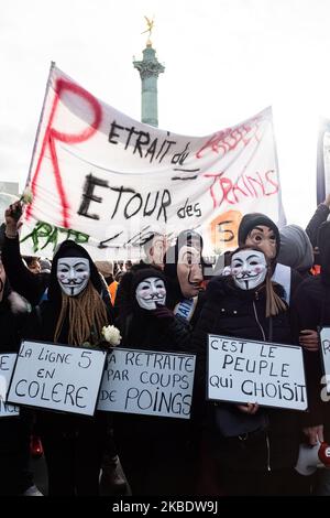 Streikende Eisenbahner auf der RATP-Linie 5 der Gewerkschaft UNSA Ferroviaire demonstrieren in Schwarz und mit Masken von Casa De Papel und Fawkes, Symbol des Anonymen, zu Ehren von Alix, einem ihrer Kollegen, der am Samstag, dem 4. Januar 2020, ein paar Tage zuvor Selbstmord begangen hat, Auf Aufruf der CGT, der FO, der FSU und aller gewerkschaftsübergreifenden Gewerkschaften demonstrierten streikende Bahnarbeiter von RATP und SNCF, Lehrer und Tausende von gelben Jacken in Paris zwischen dem Gare de Lyon und dem Gare de l'Est, um gegen die Rentenreform zu protestieren. (Foto von Samuel Boivin/NurPhoto) Stockfoto