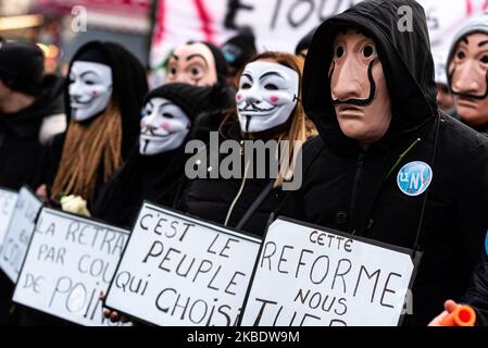 Streikende Eisenbahner auf der RATP-Linie 5 der Gewerkschaft UNSA Ferroviaire demonstrieren in Schwarz und mit Masken von Casa De Papel und Fawkes, Symbol des Anonymen, zu Ehren von Alix, einem ihrer Kollegen, der am Samstag, dem 4. Januar 2020, ein paar Tage zuvor Selbstmord begangen hat, Auf Aufruf der CGT, der FO, der FSU und aller gewerkschaftsübergreifenden Gewerkschaften demonstrierten streikende Bahnarbeiter von RATP und SNCF, Lehrer und Tausende von gelben Jacken in Paris zwischen dem Gare de Lyon und dem Gare de l'Est, um gegen die Rentenreform zu protestieren. (Foto von Samuel Boivin/NurPhoto) Stockfoto