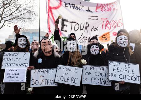 Streikende Eisenbahner auf der RATP-Linie 5 der Gewerkschaft UNSA Ferroviaire demonstrieren in Schwarz und mit Masken von Casa De Papel und Fawkes, Symbol des Anonymen, zu Ehren von Alix, einem ihrer Kollegen, der am Samstag, dem 4. Januar 2020, ein paar Tage zuvor Selbstmord begangen hat, Auf Aufruf der CGT, der FO, der FSU und aller gewerkschaftsübergreifenden Gewerkschaften demonstrierten streikende Bahnarbeiter von RATP und SNCF, Lehrer und Tausende von gelben Jacken in Paris zwischen dem Gare de Lyon und dem Gare de l'Est, um gegen die Rentenreform zu protestieren. (Foto von Samuel Boivin/NurPhoto) Stockfoto