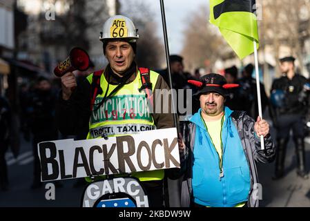 Porträt zweier Demonstranten der Gelbwesten, von denen einer ein Schild mit der Aufschrift „Black Rock“ in Bezug auf den Pensionsfonds hält, während er am Samstag, dem 4. Januar 2020, auf Aufruf der CGT, der FO, der FSU und aller Gewerkschaften streikende Eisenbahner der RATP und der SNCF aufruft, Lehrer und Tausende Gelbwesten demonstrierten in Paris zwischen dem Gare de Lyon und dem Gare de l'Est, um gegen die Rentenreform zu protestieren. (Foto von Samuel Boivin/NurPhoto) Stockfoto