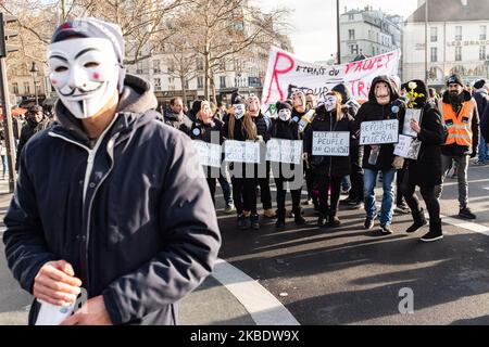 Streikende Eisenbahner auf der RATP-Linie 5 der Gewerkschaft UNSA Ferroviaire demonstrieren in Schwarz und mit Masken von Casa De Papel und Fawkes, Symbol des Anonymen, zu Ehren von Alix, einem ihrer Kollegen, der am Samstag, dem 4. Januar 2020, ein paar Tage zuvor Selbstmord begangen hat, Auf Aufruf der CGT, der FO, der FSU und aller gewerkschaftsübergreifenden Gewerkschaften demonstrierten streikende Bahnarbeiter von RATP und SNCF, Lehrer und Tausende von gelben Jacken in Paris zwischen dem Gare de Lyon und dem Gare de l'Est, um gegen die Rentenreform zu protestieren. (Foto von Samuel Boivin/NurPhoto) Stockfoto